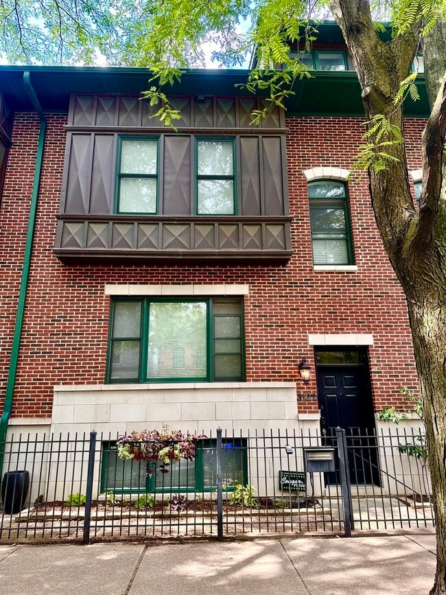 Building Photo - 3122 N Paulina St Rental