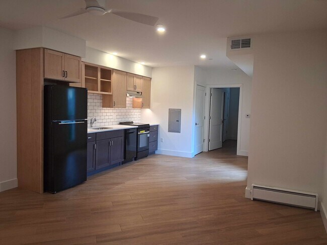 Kitchen with quartz countertops & Energy Star appliances - 517 18th St