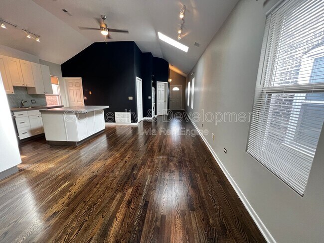 Photo - 819 N May St Unit 3