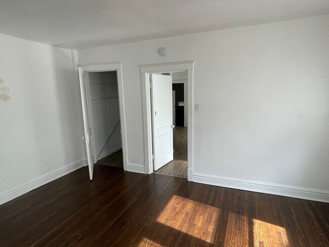 Photo - 4919 Lansdowne Ave Unit 1E