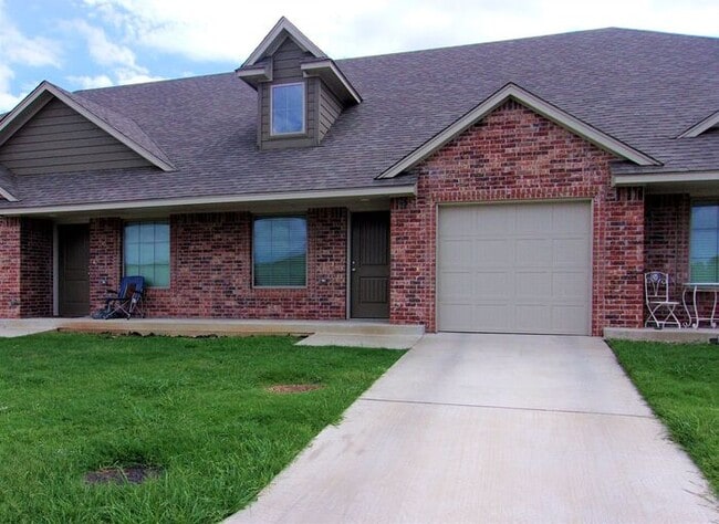 Building Photo - 2 bed 1 Bath 1 Car Garage Townhome in Del City