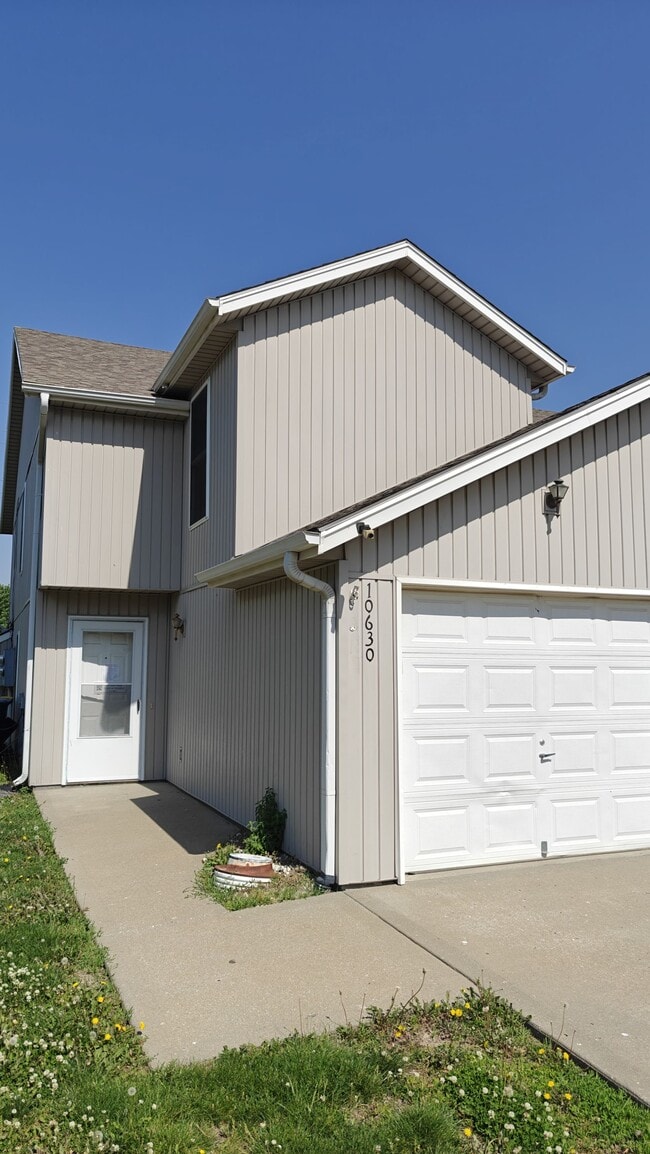 Building Photo - 10630 N Locust Ct