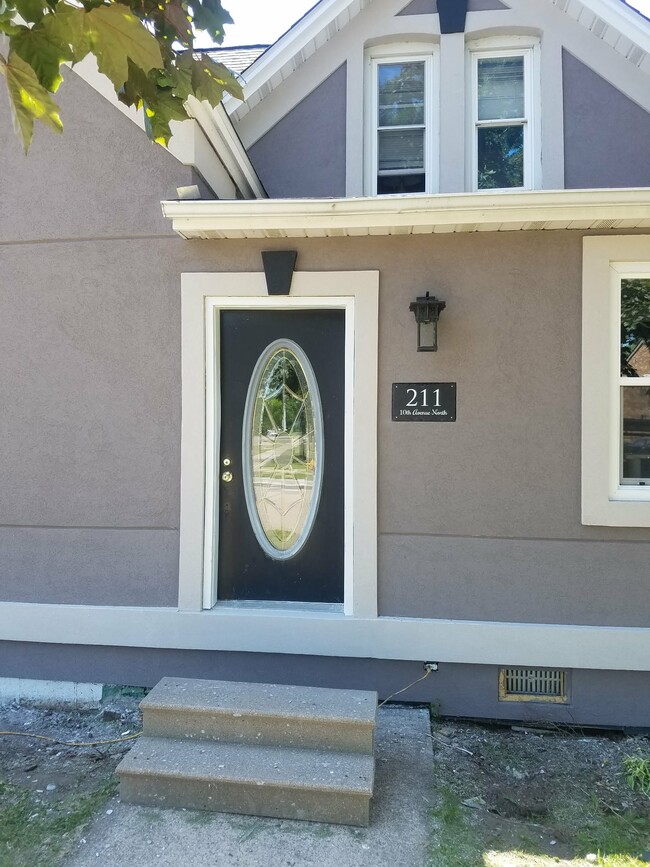 Photo - 211 10th Ave N