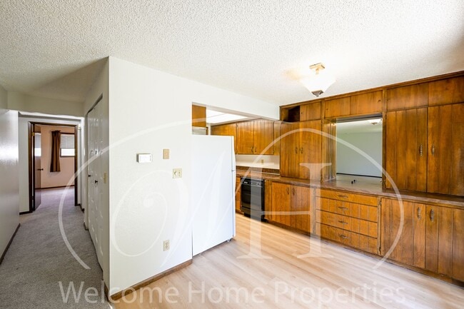 Building Photo - Great 2 Bedroom Condo with Storage and Out...