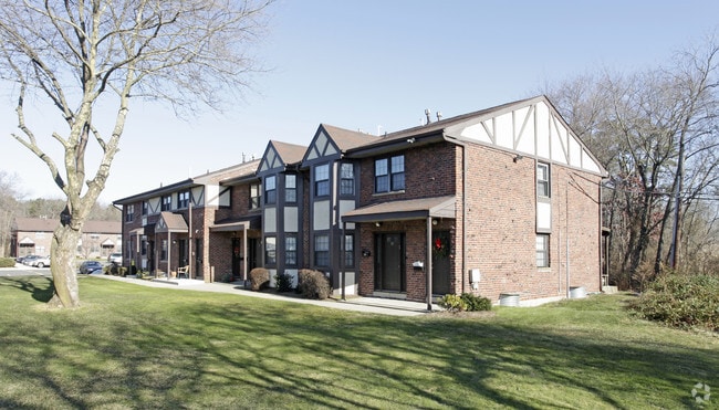 Brookwood at Islip Garden Apartments