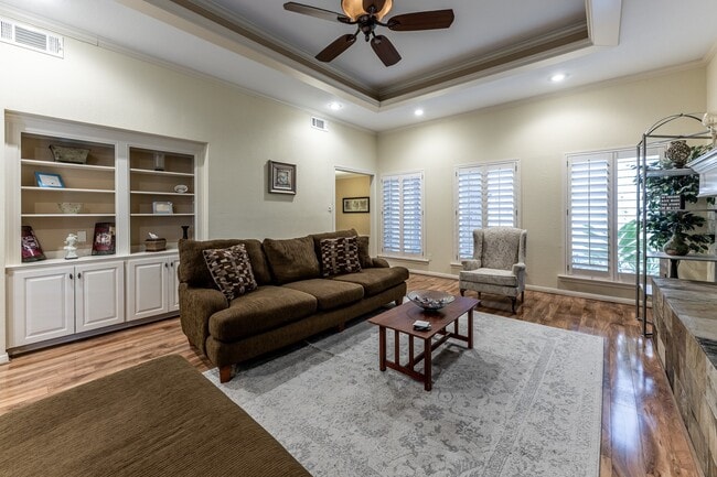 Photo - 422 River Oaks Dr