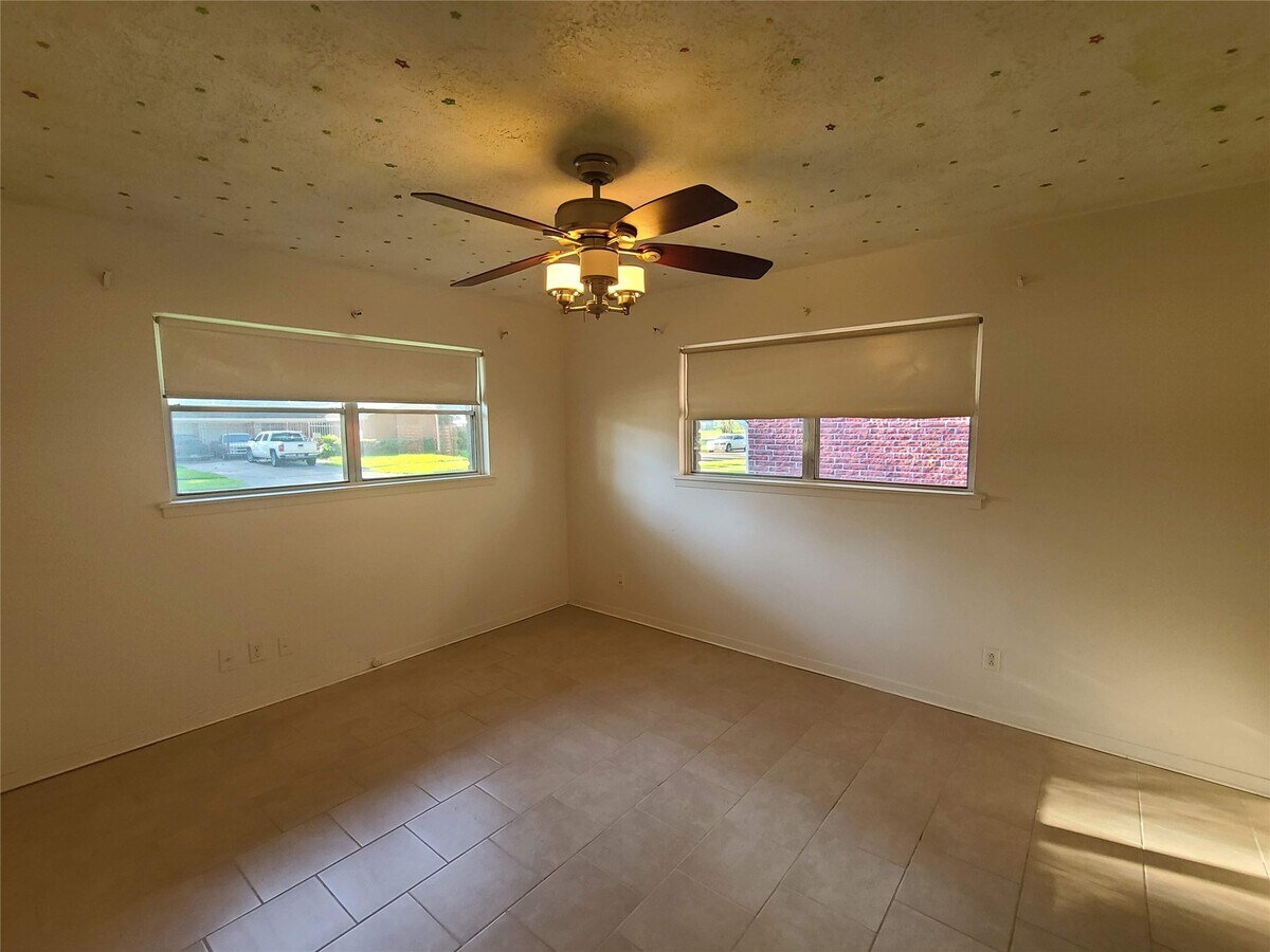 Photo - 2212 Locklaine Dr
