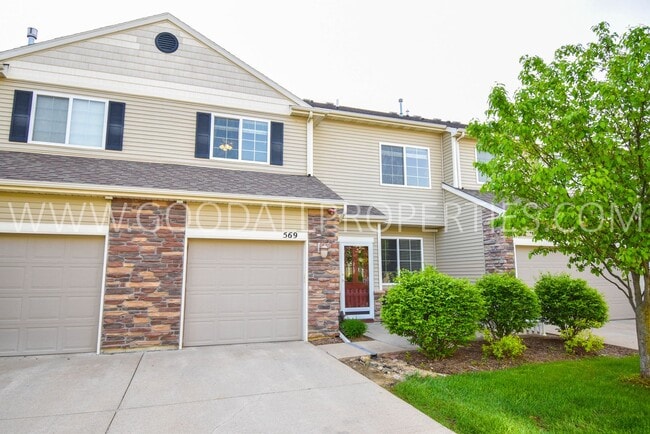 Building Photo - 2 Bedroom, 1.5 Bath Townhome in Jordan Creek area!