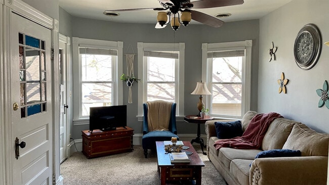 Building Photo - 401 Laurel St W Unit 2 (Upper)