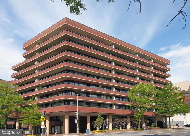 Building Photo - 2555 Pennsylvania Ave NW Unit 319