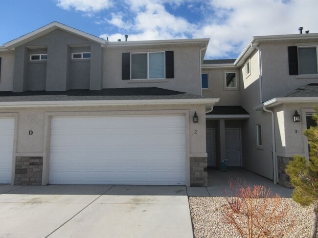 Building Photo - Newer townhome in the heart of Cedar City! Short Term Available.