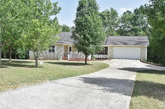 Building Photo - Spacious 3-Bedroom Home with Huge Daylight...
