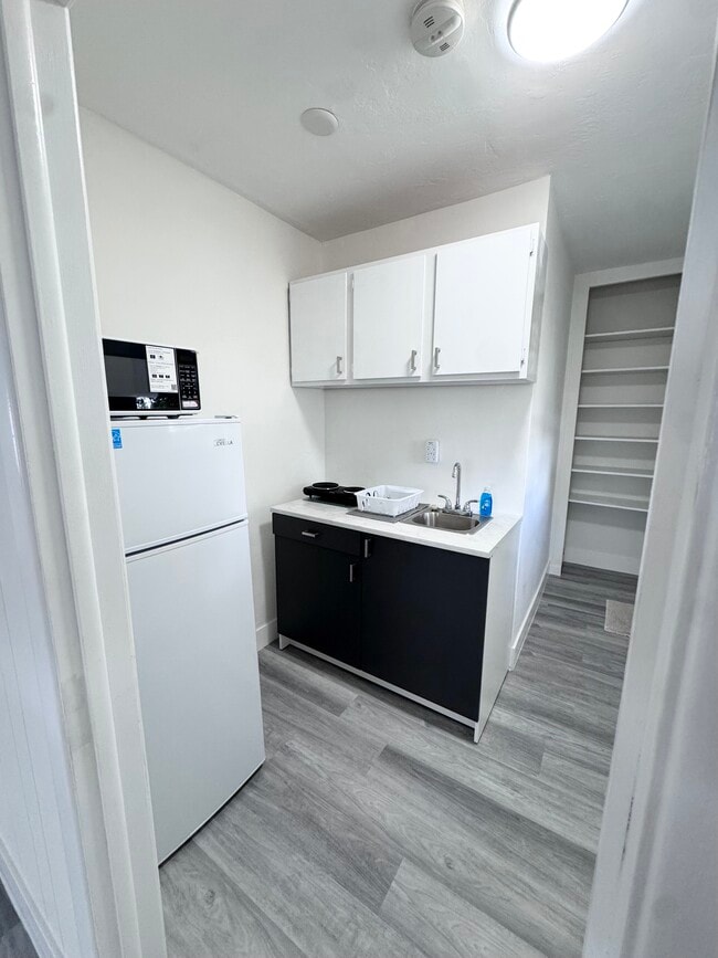 Kitchenette - 1030 Superior St Unit Back Apartment
