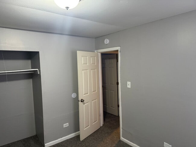 Photo - 3 Bedrooms 1 Bathroom available