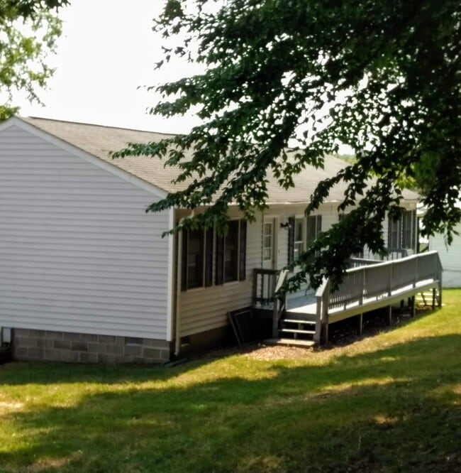 lawncare included - 200 Jefferson St Unit C