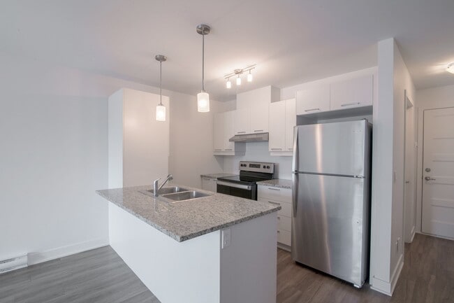 Building Photo - 1800 Rue Victoria Unit 404