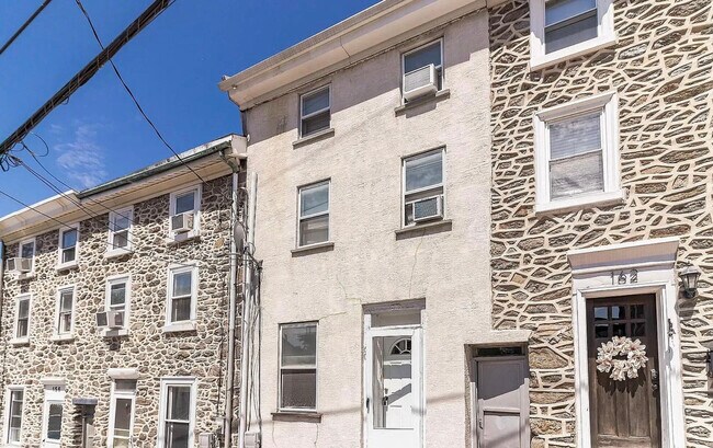 Photo - 160 Roxborough Ave
