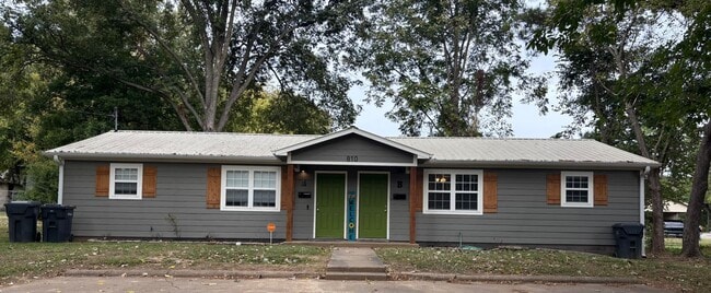 Building Photo - 810 E Oak Ave Unit Oak Street East 810 Apt.B