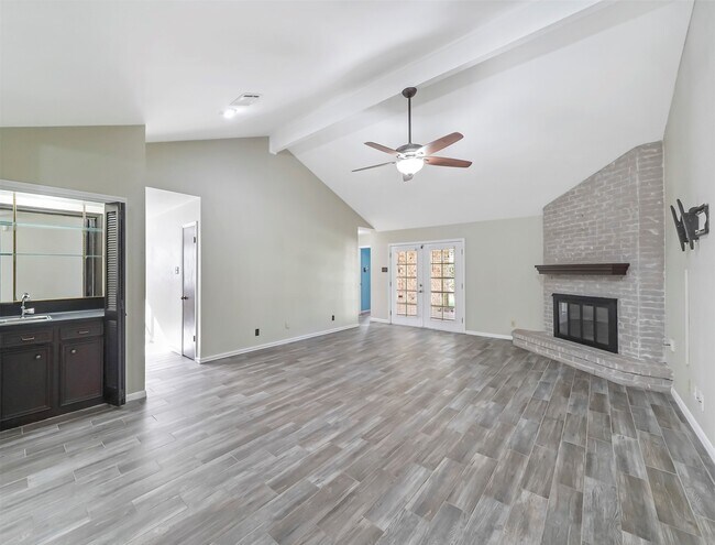 2304 Colleen Dr