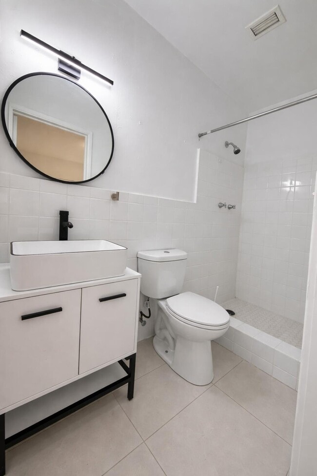 Photo - 1942 Funston St Unidad 1-5