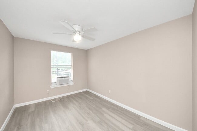 Building Photo - 17111 River Rd Unit B