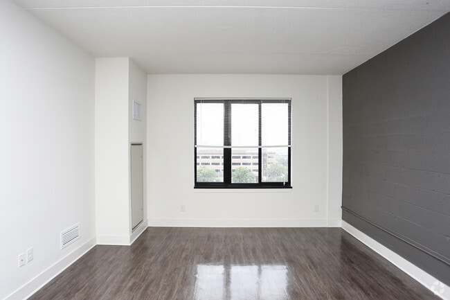 1BR, 1BA - 600 SF