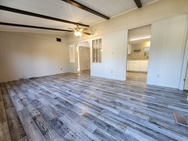 Building Photo - 2br - 2 Bed 2 Bath w/ screened porch and FULLY FENCED Backyard!