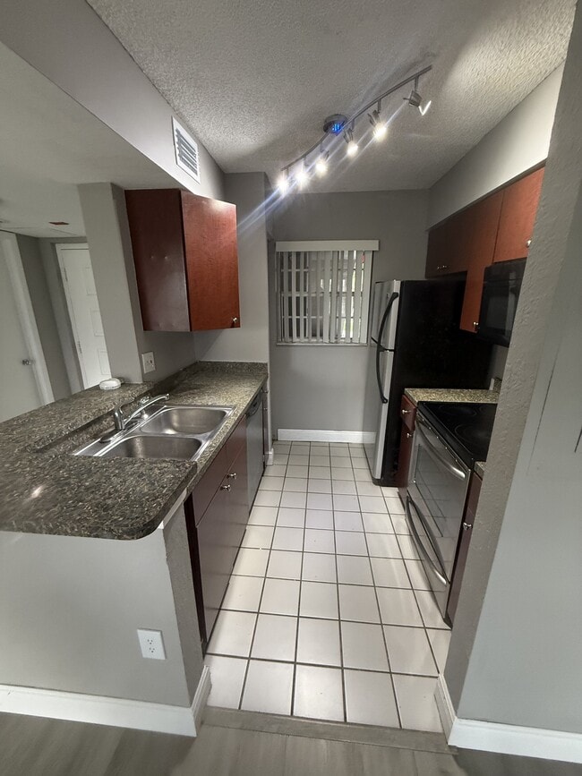 Building Photo - 2880 N Oakland Forest Dr