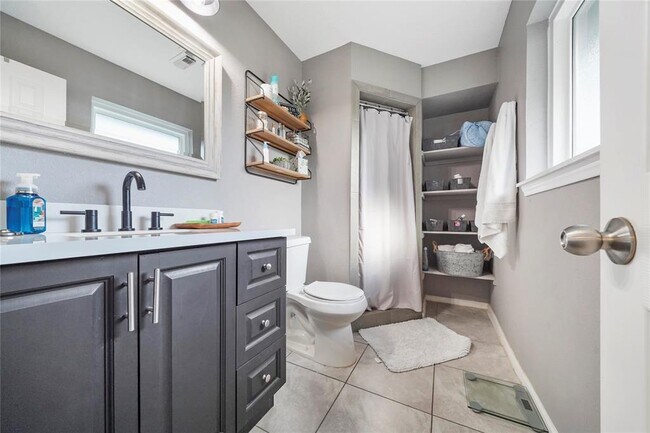 Photo - 304 Old Bayou Dr