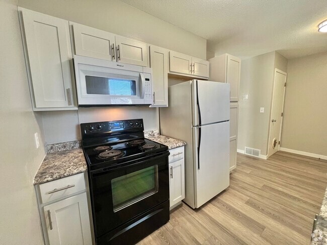 Building Photo - 2 Bedroom Townhome!!