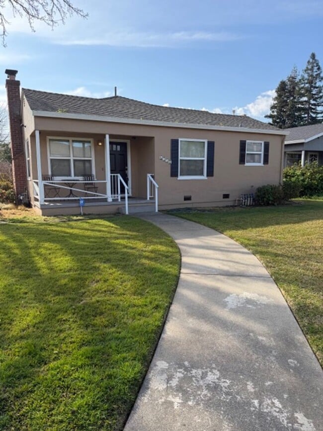 Building Photo - Charming 3-Bedroom Home on a Corner Lot