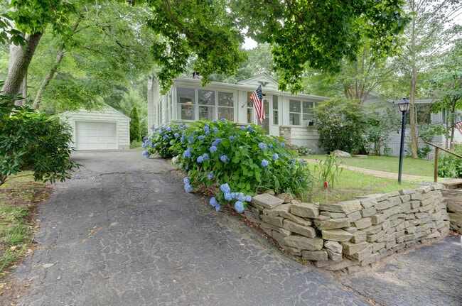 Photo - 285 Deepwood Dr House