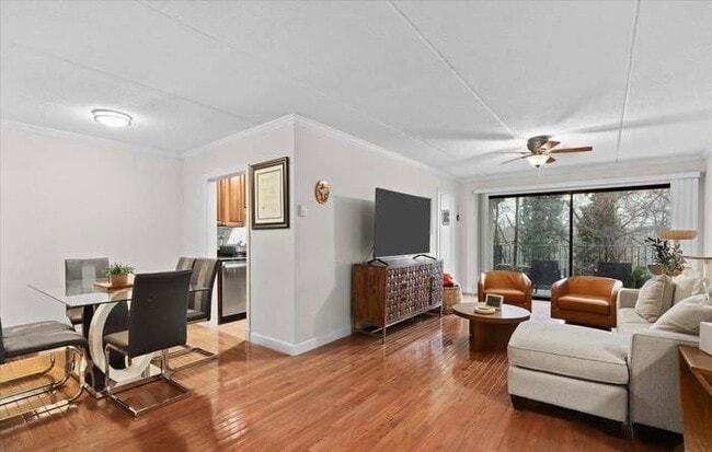 Building Photo - Colonial