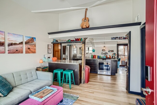 Photo - 835 Urban St