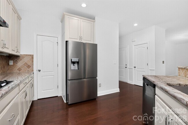 Photo - 549 Daventry Ct