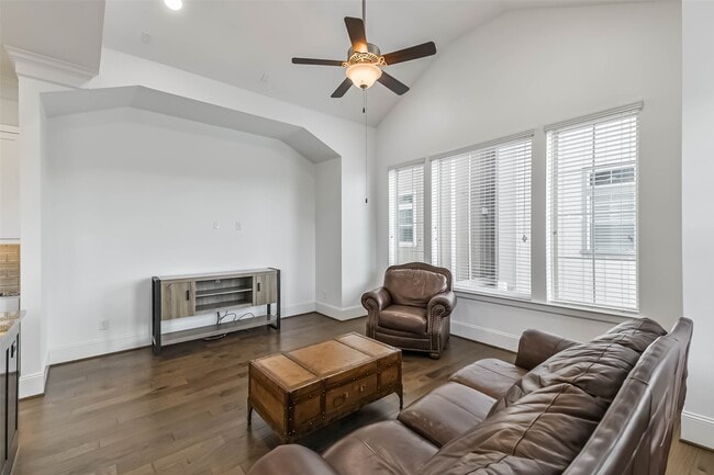 Photo - 737 Dorothy St