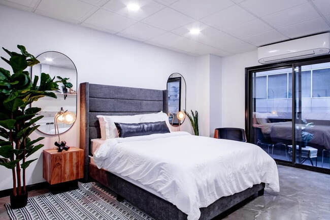 Building Photo - 1020 16th St NW Rental