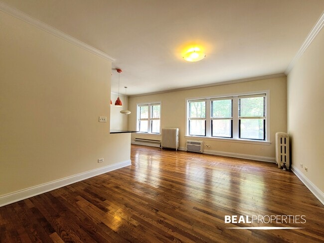 Building Photo - 744 W Addison St Unit 1