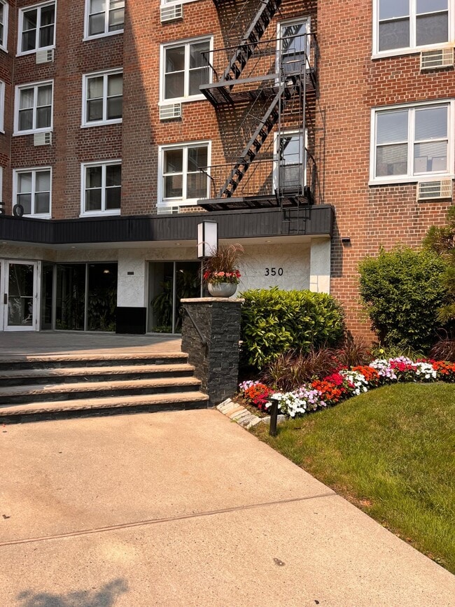 350 Richmond Ter Unit 2H