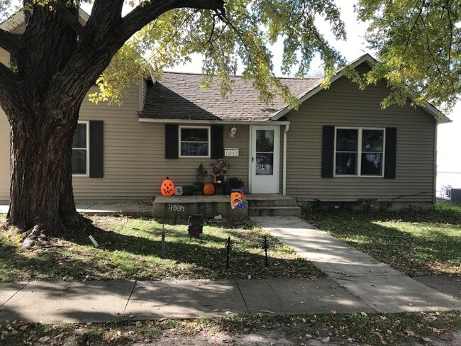 Building Photo - 4 bedroom 2 bath home in Lemont.