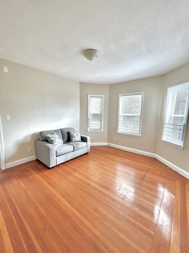 81 Kingsdale St