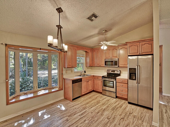 Photo - 915 Marigold Ln