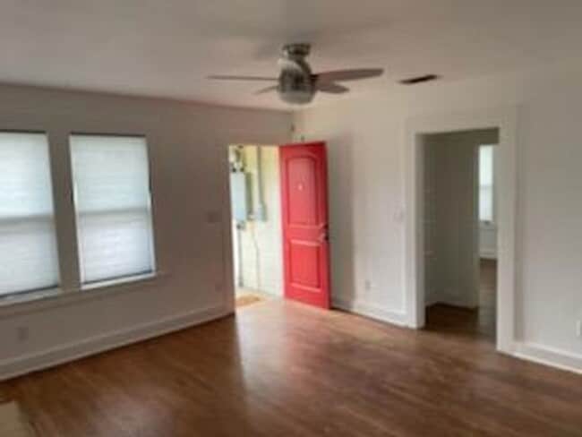 Photo - FOR LEASE!! Great location!