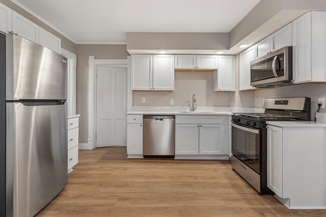 Building Photo - 402 E Elm St