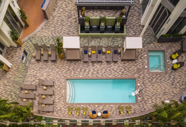 Photo - Desmond at Wilshire