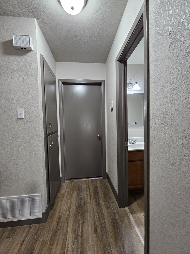 Photo - 204 W Mockingbird Ln Unit C