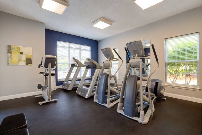 Centro de fitness abierto las 24 horas, los 7 días de la semana, con dos cintas de correr, dos máquinas elípticas y bicicleta estática. - Hawthorne Commons