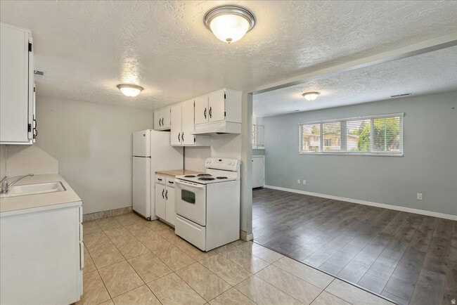 Photo - 37 W 600 N St
