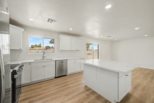 Building Photo - 3430 E Poinsettia Dr