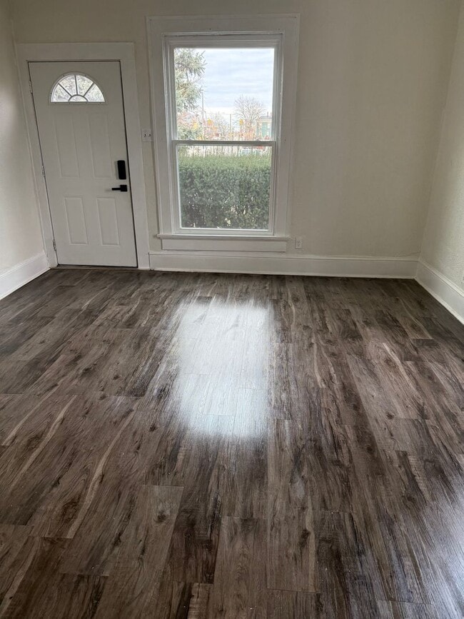 Building Photo - 131 W 13th St Unit 131 West 13th Street